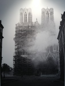 Façade de la cathédrale lors de l'incendie